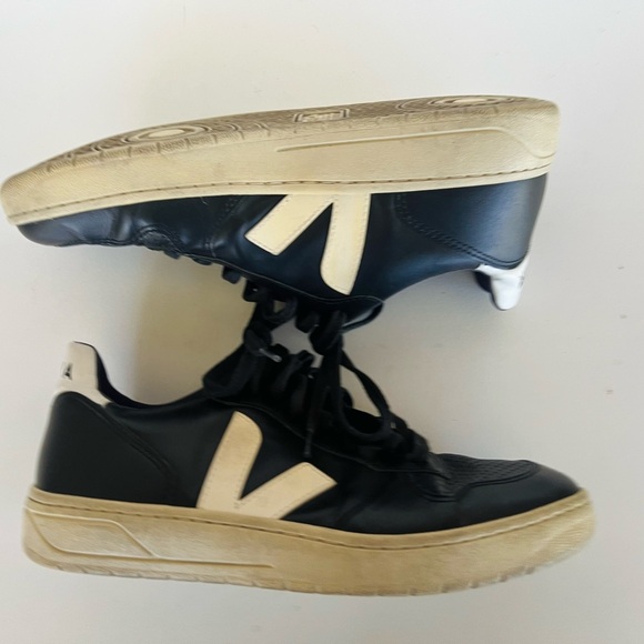 Veja V-10 Black Leather Sneakers, size 41 - Picture 5 of 13